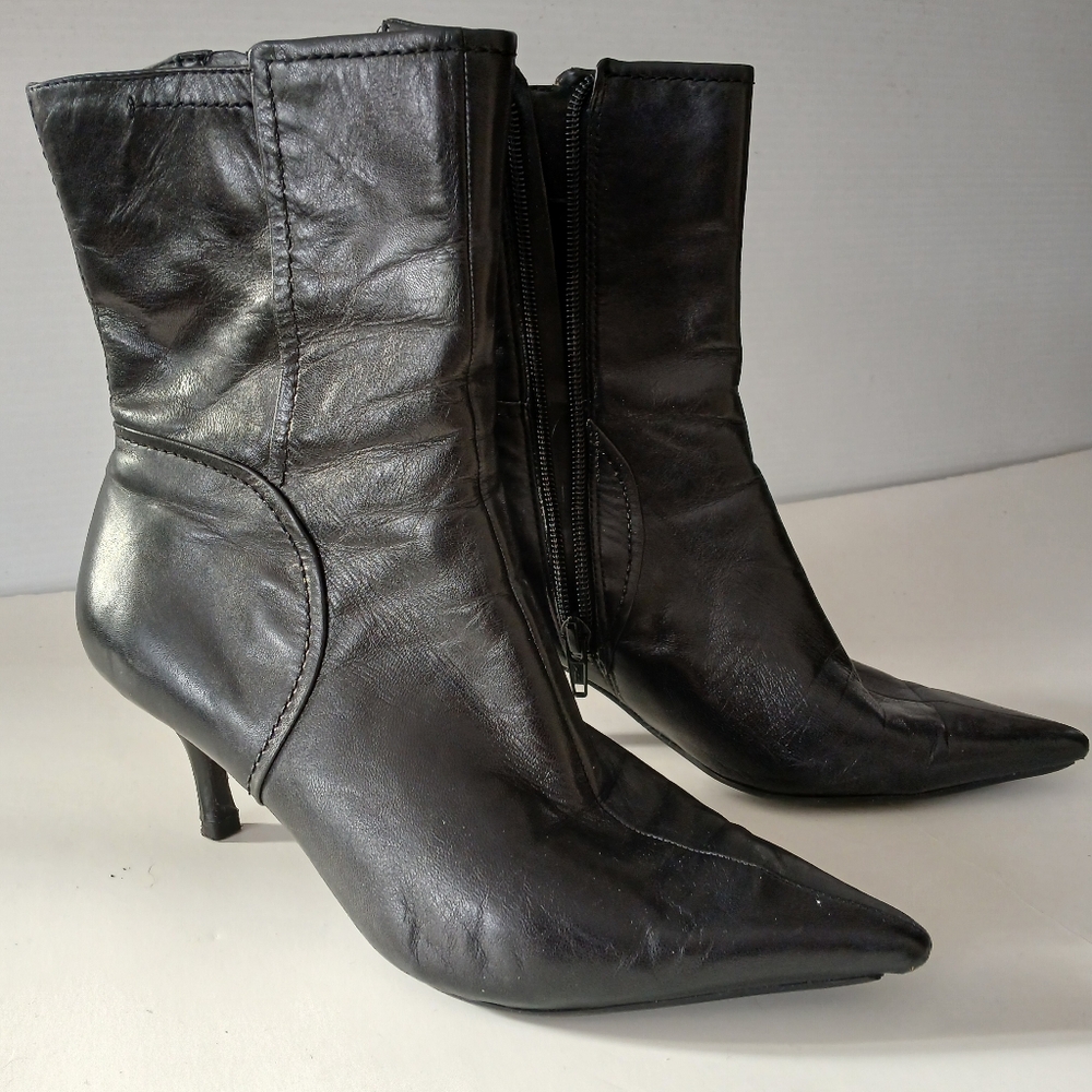 Nine West Black Leather Mid Heel Bootie Size 6 1/2M 2 2/3 inch heel.